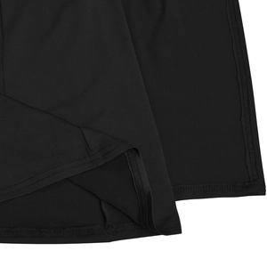 Detailaufnahme der hochwertigen Doppelnadel-Naht am schwarzen Kleid Saum und Stoff