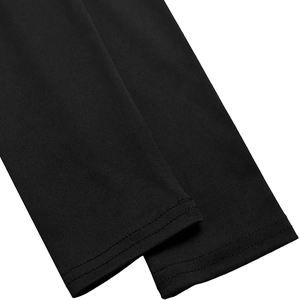 Détail de la couture double sur le poignet en maille noire d'une robe moulante élégante