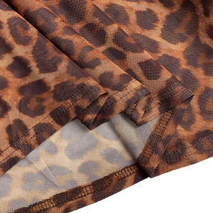 Dettaglio del tessuto mesh leopardato con cuciture dell'orlo e trama in evidenza