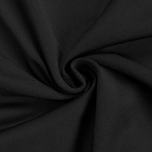 Detailaufnahme von schwarzem Strickstoff mit feiner Netzstruktur und weichem Fall