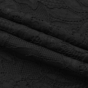 Gros plan sur la dentelle noire montrant des motifs ajourés exquis et une texture riche