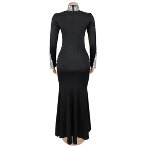 Détail d'une robe noire moulante avec paillettes argentées au col et manches, vue du dos