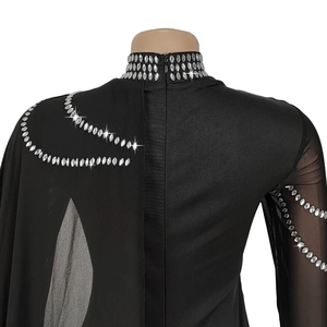 Détail du col en strass élégant et de la fermeture éclair invisible sur la robe noire