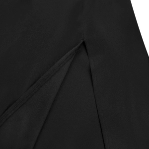 Détail du gros plan montrant les coutures de précision et la fente sur cette robe noire