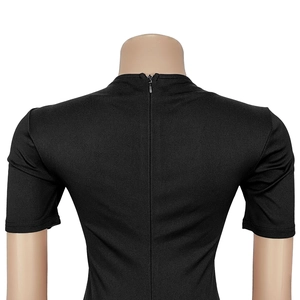 Détail d'une robe noire cintrée montrant la fermeture éclair invisible et la couture au dos
