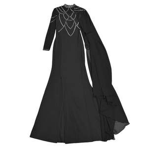 Détail des strass argentés et du long châle en mousseline sur la robe de soirée noire