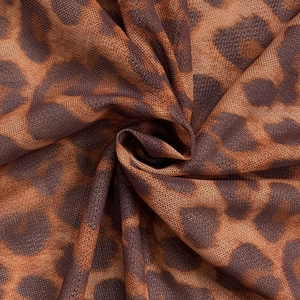 Dettaglio del tessuto a rete con stampa leopardata e trame fini e traspiranti