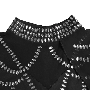 Détail de la robe élégante en maille noire avec strass marquise argentés et fermeture éclair