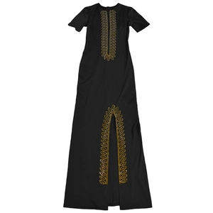 Détail des motifs de feuilles en strass dorés sur une robe longue noire ajustée