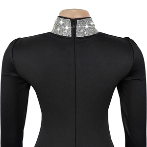 Détail macro de strass argentés sur robe noire à col haut avec fermeture éclair invisible