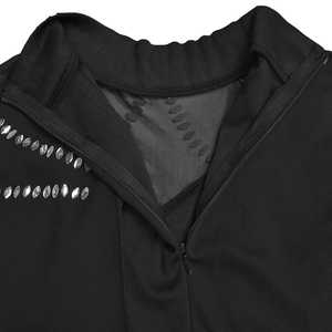 Détail de robe noire avec col montant, doublure en résille et strass étincelants en forme de goutte