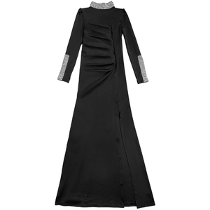 Détail de robe noire à manches longues avec garniture strass et fente latérale froncée