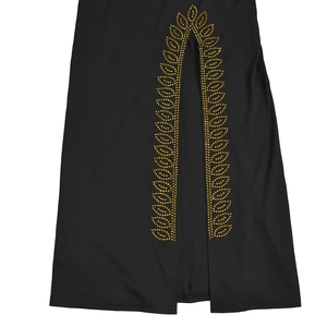 Détail de la fente élégante et du motif de feuilles en strass dorés sur la robe noire