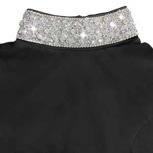 Détail d'une robe noire à col montant avec strass argentés luxueux et ornements en cristal