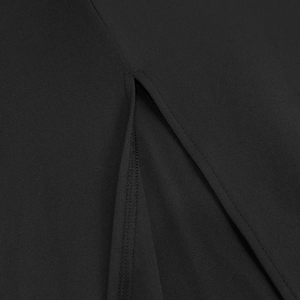Détail de la fente élégante et des coutures fines sur un tissu de robe noire