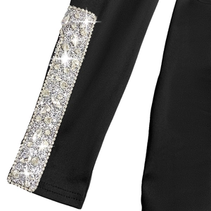 Gros plan détaillé des ornements en strass sur une robe noire à manches longues