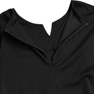 Détail de la robe noire moulante avec encolure à encoche et fermeture éclair invisible au dos