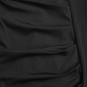 Gros plan sur la texture du tissu noir froncé en matière synthétique et élastique