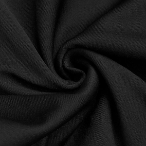Vue macro détaillée du tissu en maille noire avec strass et effet de drapé élégant