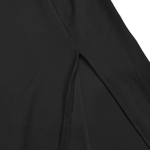 Détail de la fente latérale et des coutures de précision sur la robe noire à manches longues
