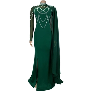 Détail de la robe de soirée vert foncé avec broderies perlées et manches en résille