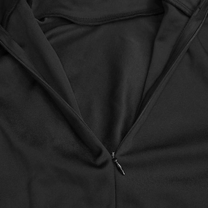 Gros plan du tissu de robe noir avec une fermeture éclair invisible de haute qualité
