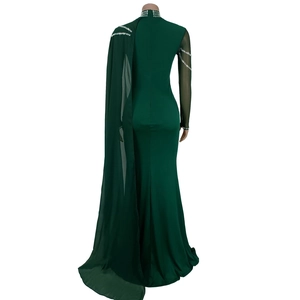 Vue détaillée de la robe vert foncé élégante avec col en strass et longue cape en tulle