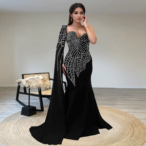 Elegante abito da sera nero monospalla con paillettes argentate e una manica lunga a terra