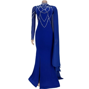 Gros plan sur une robe de soirée bleu roi ornée de chaînes de perles en strass denses