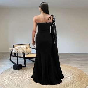 Elegante abito da sera nero monospalla con manica di paillettes e gonna a sirena