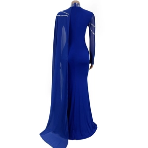 Vue arrière d'une robe de soirée bleu roi élégante avec une longue cape latérale fluide