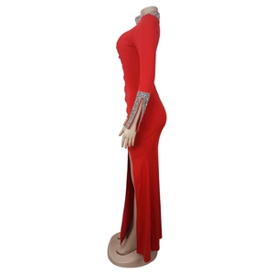 Détail de robe de soirée rouge avec strass argentés sur le col et les poignets
