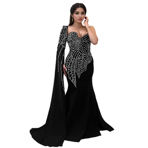 Elegante abito da sera a sirena nero con paillettes d'argento e manica a mantello asimmetrica