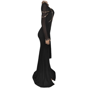 Détails d'une robe noire élégante avec ornements en strass dorés et manches en tulle