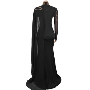 Détail de l'élégante robe de soirée noire avec paillettes dorées et design asymétrique