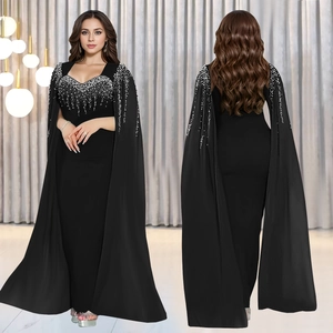 Robe de soirée longue noire élégante avec sequins argentés et manches cape évasées