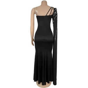 Dettaglio di elegante abito da sera nero con decorazioni in strass sulle spalle