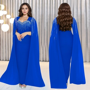 Robe de soirée bleu roi élégante avec manches cape et broderies de perles argentées