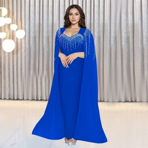 Détail de robe de soirée bleu roi avec perles argentées et manches cape ornées de paillettes