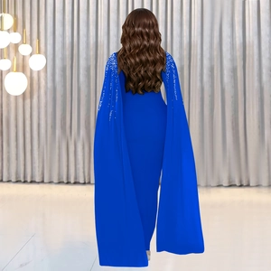 Détail de robe de soirée bleu roi avec manches cape et paillettes argentées sur l'épaule