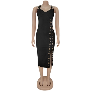 Détails d'une robe moulante noire avec boutons oeillets dorés et décolleté en cœur chic