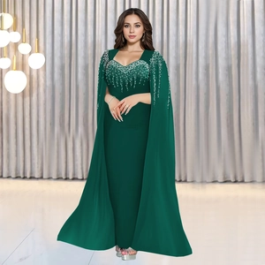Détail d'une robe de soirée vert foncé avec broderies de perles argentées et de paillettes