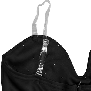 Dettaglio dell'abito da sera nero con strass e spalline trasparenti regolabili