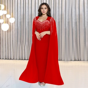 Détail de robe de soirée rouge élégante avec col cape à paillettes et coupe ajustée