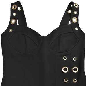 Détail de la robe noire élégante avec des œillets métalliques dorés décoratifs