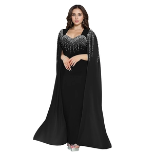 Vue détaillée des strass argentés sur les épaules et le bustier de la robe de soirée noire