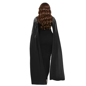 Vue de dos d'une robe noire longue avec manches cape et perles argentées élégantes