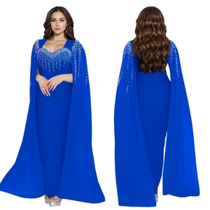 Détails de la robe de soirée bleu roi élégante avec strass et manches fendues cape