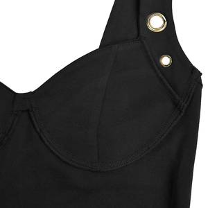 Gros plan sur une robe corset noire avec bonnets à armatures et œillets dorés