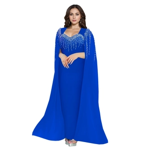 Détail de la robe de soirée bleu roi avec paillettes argentées et strass scintillants